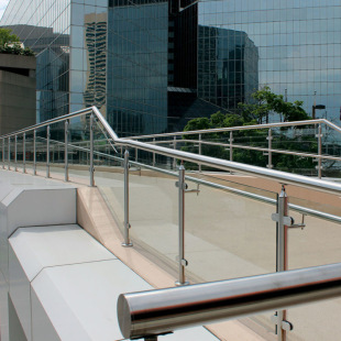 不锈钢玻璃阳台护栏 公共场所坡道安全防护栏