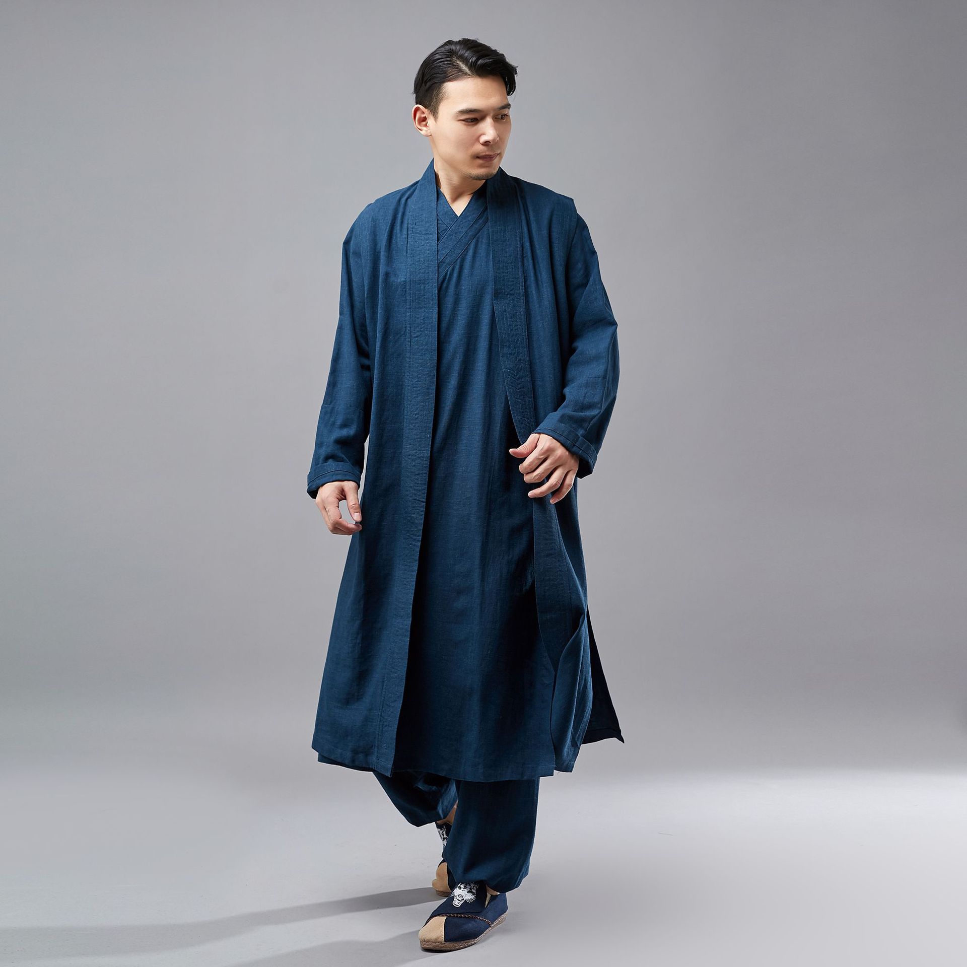 柔软垂坠 可以单穿 也可以搭配模特穿的长衫和裤子 尺寸: 衣长 肩宽