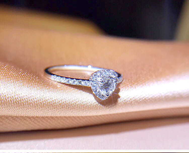 18k金求婚钻石戒指女 围一圈钻石爱心形造型圆钻石个性钻戒 女友