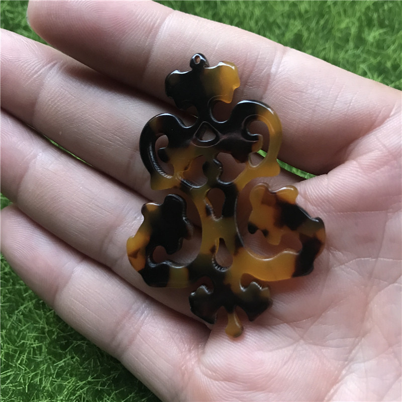 厂家直销仿玳瑁材料服装配件饰品吊坠机器激光手工雕刻加工料