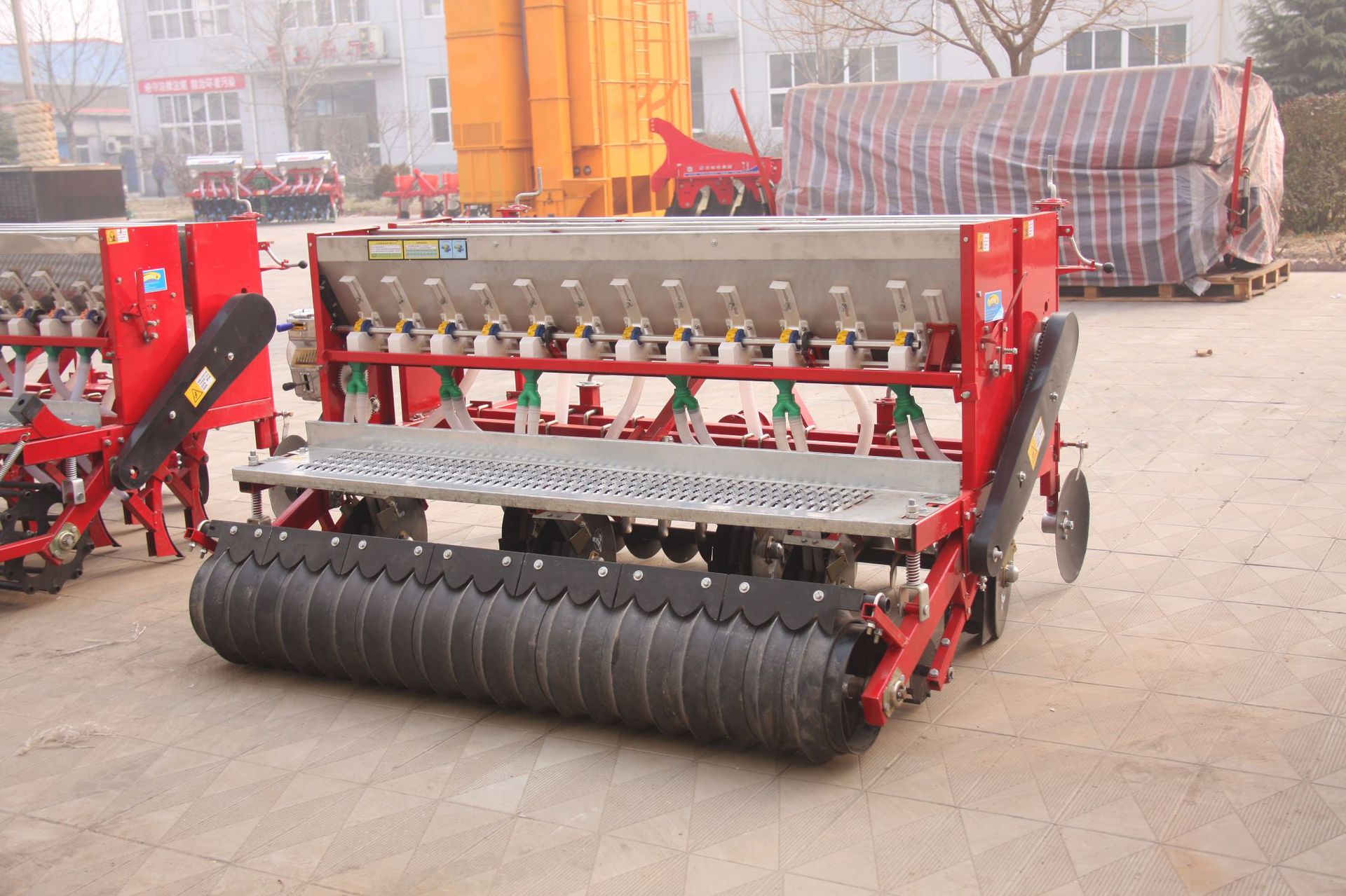 2018年农哈哈12行小麦播种机水稻旱播机旱直播机