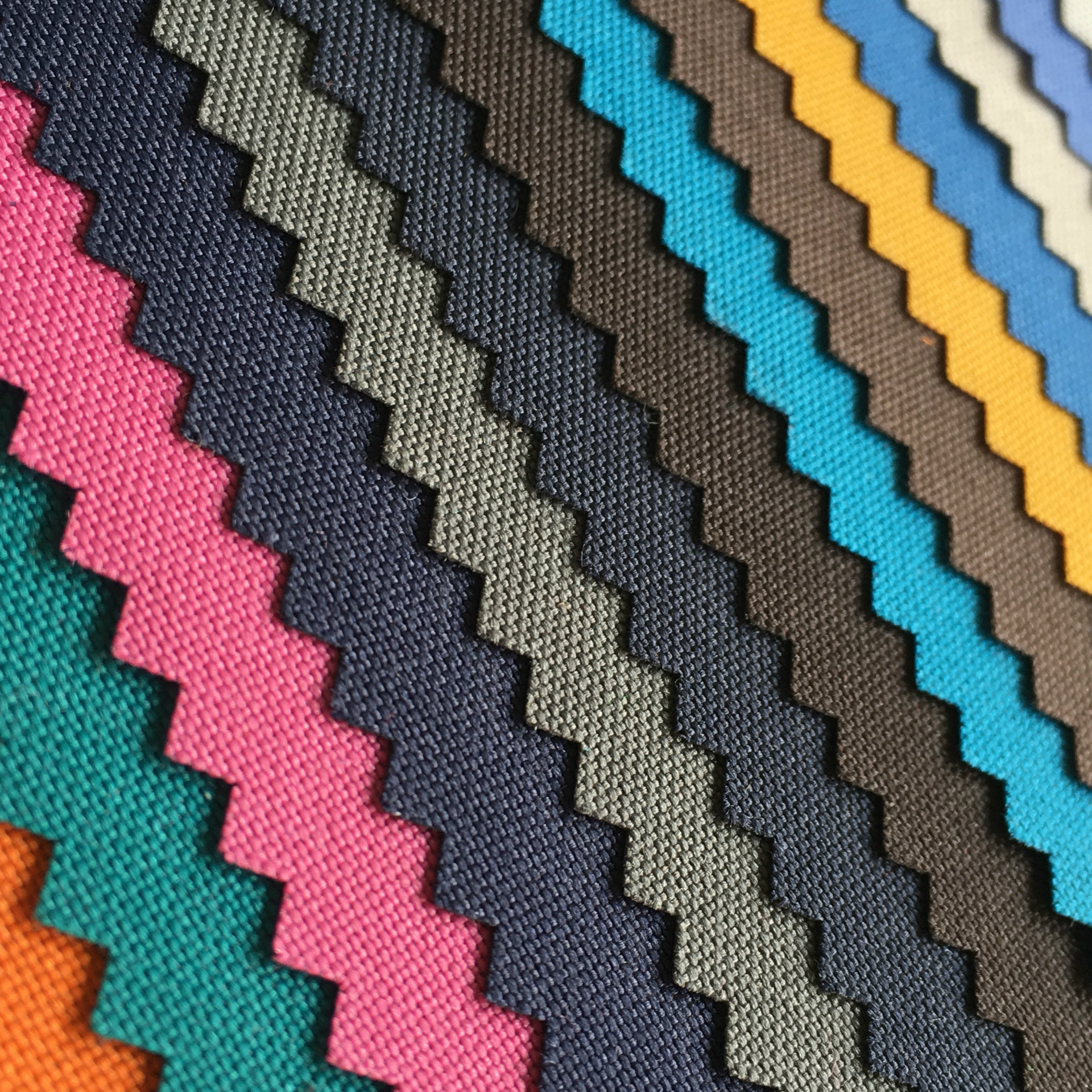 厂家直销300dpu牛津布箱包手袋涤纶布料抗拉抗磨型面料特惠批发