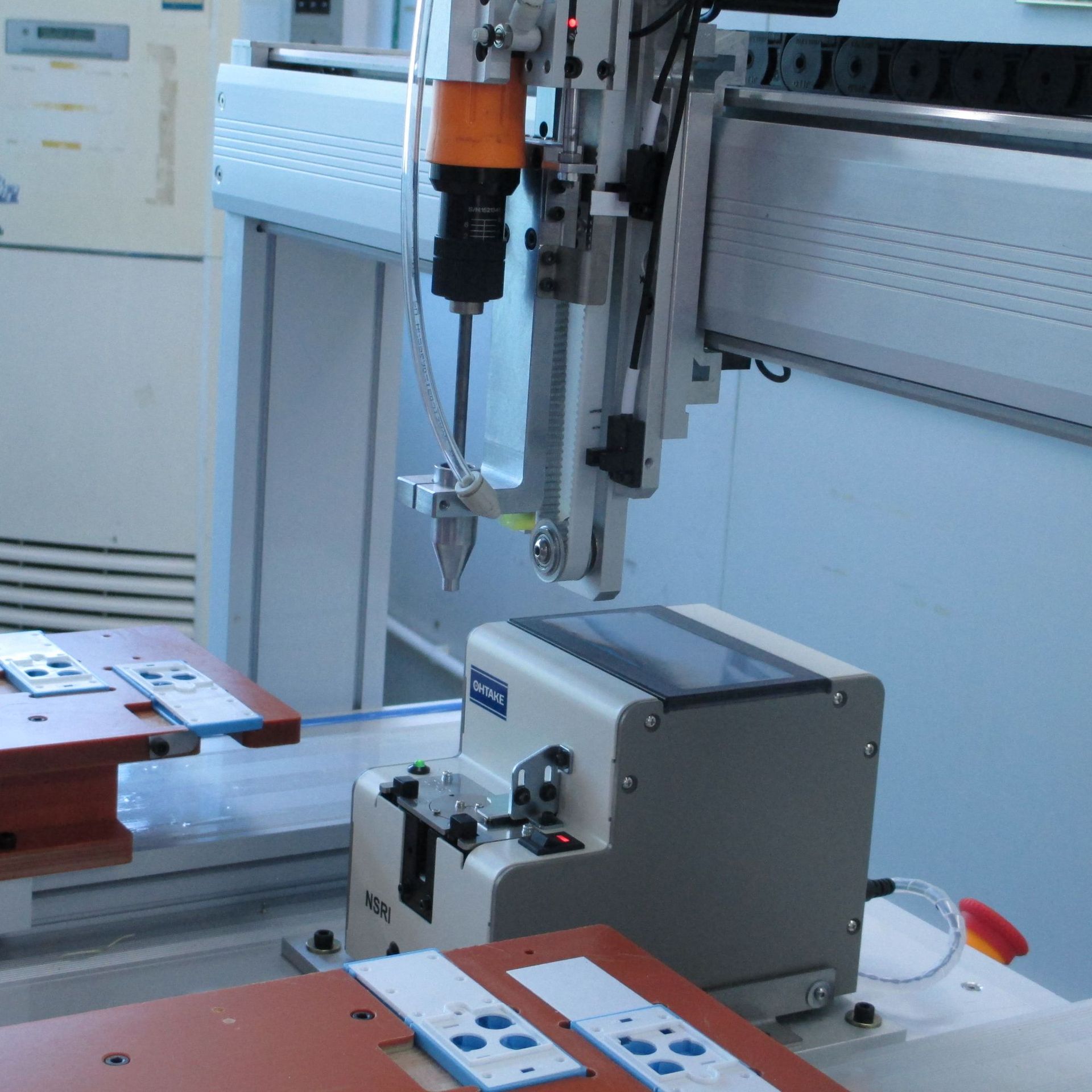 【厂家直销】桌面式自动锁螺丝机 单头双平台全自动锁 吸取式