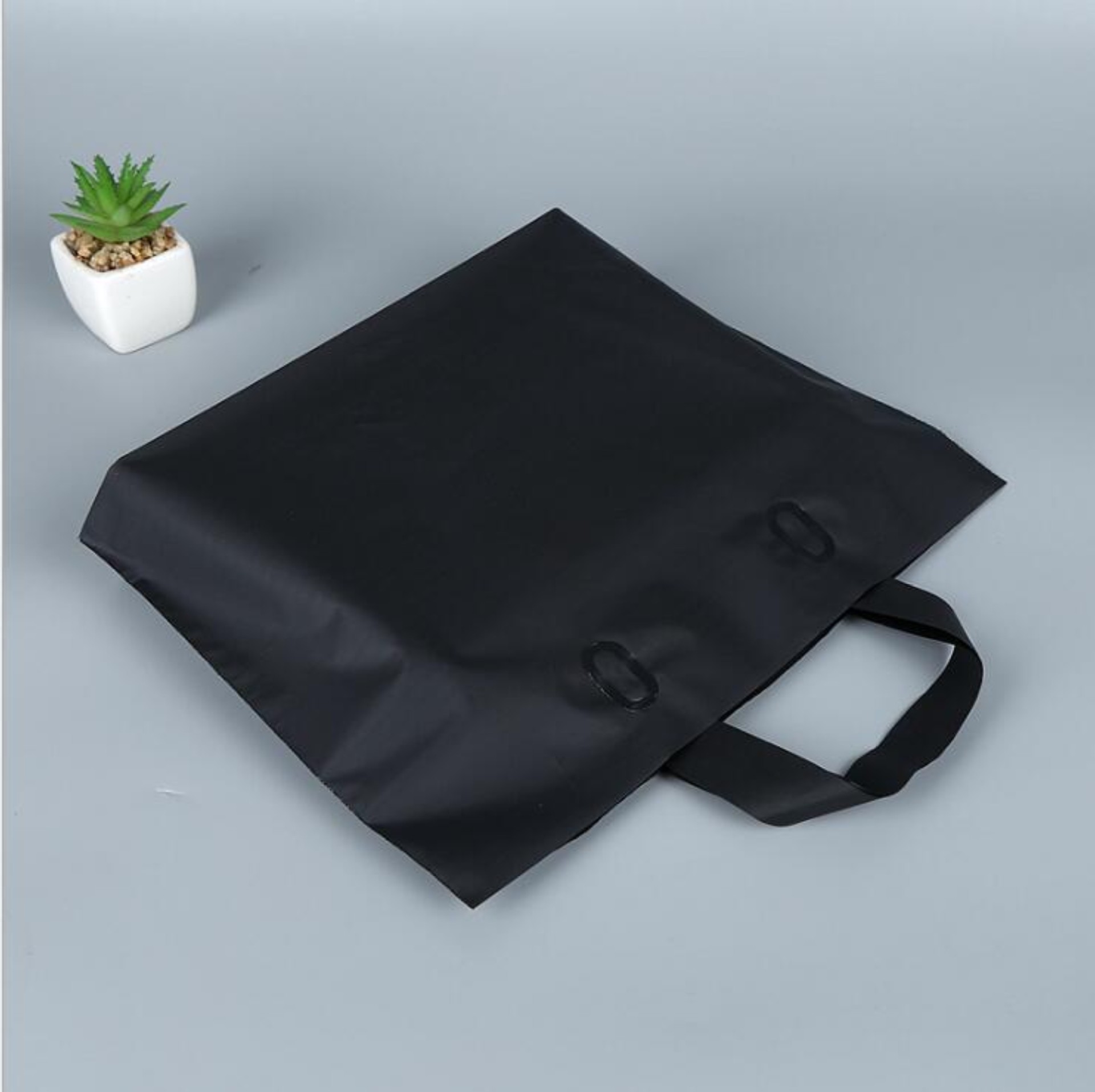 新款黑色塑料手提袋男装女装购物袋服装袋胶袋现货批发可印刷logo