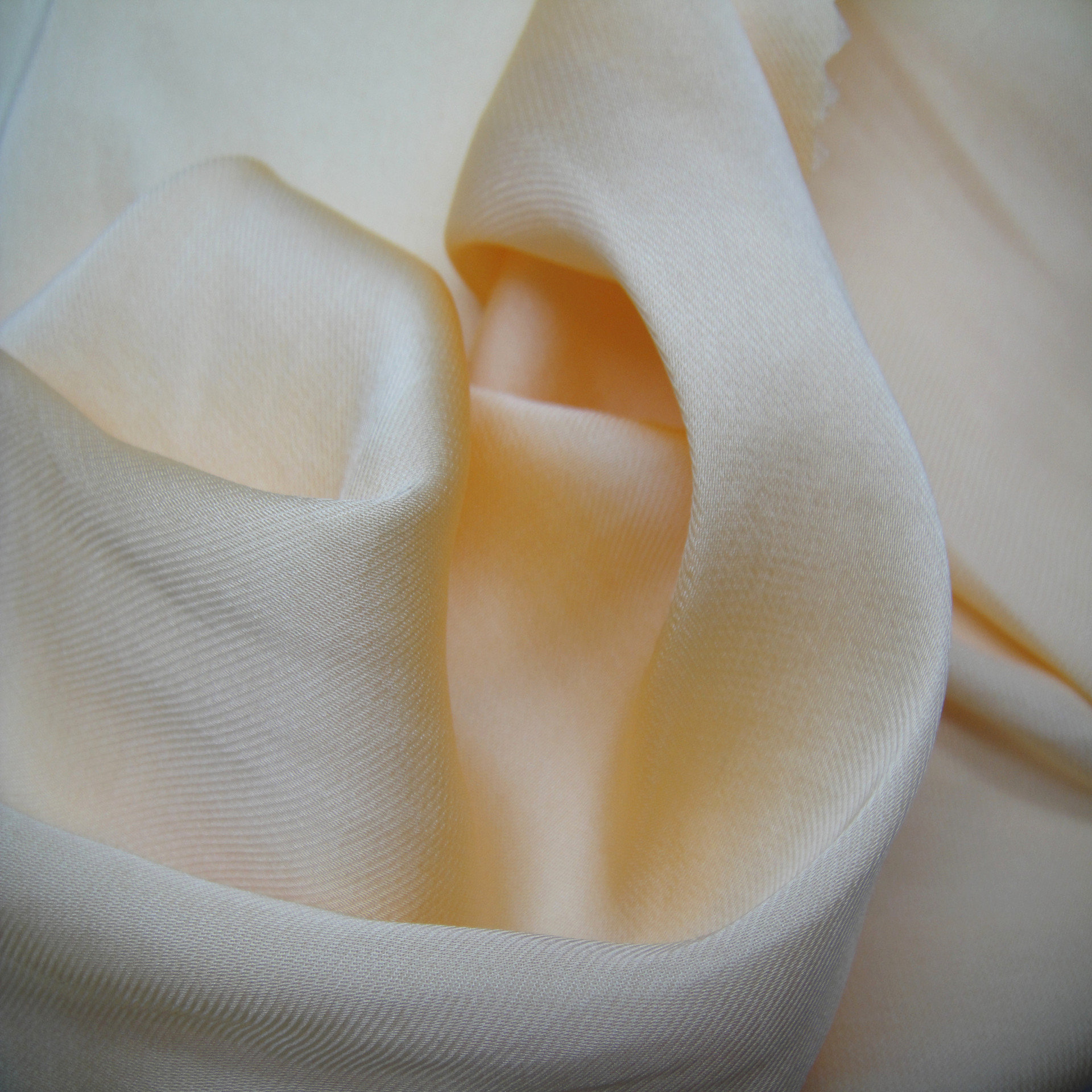 100%涤纶海岛丝缎面雪纺 平方米克重94克 高级时尚女装面料