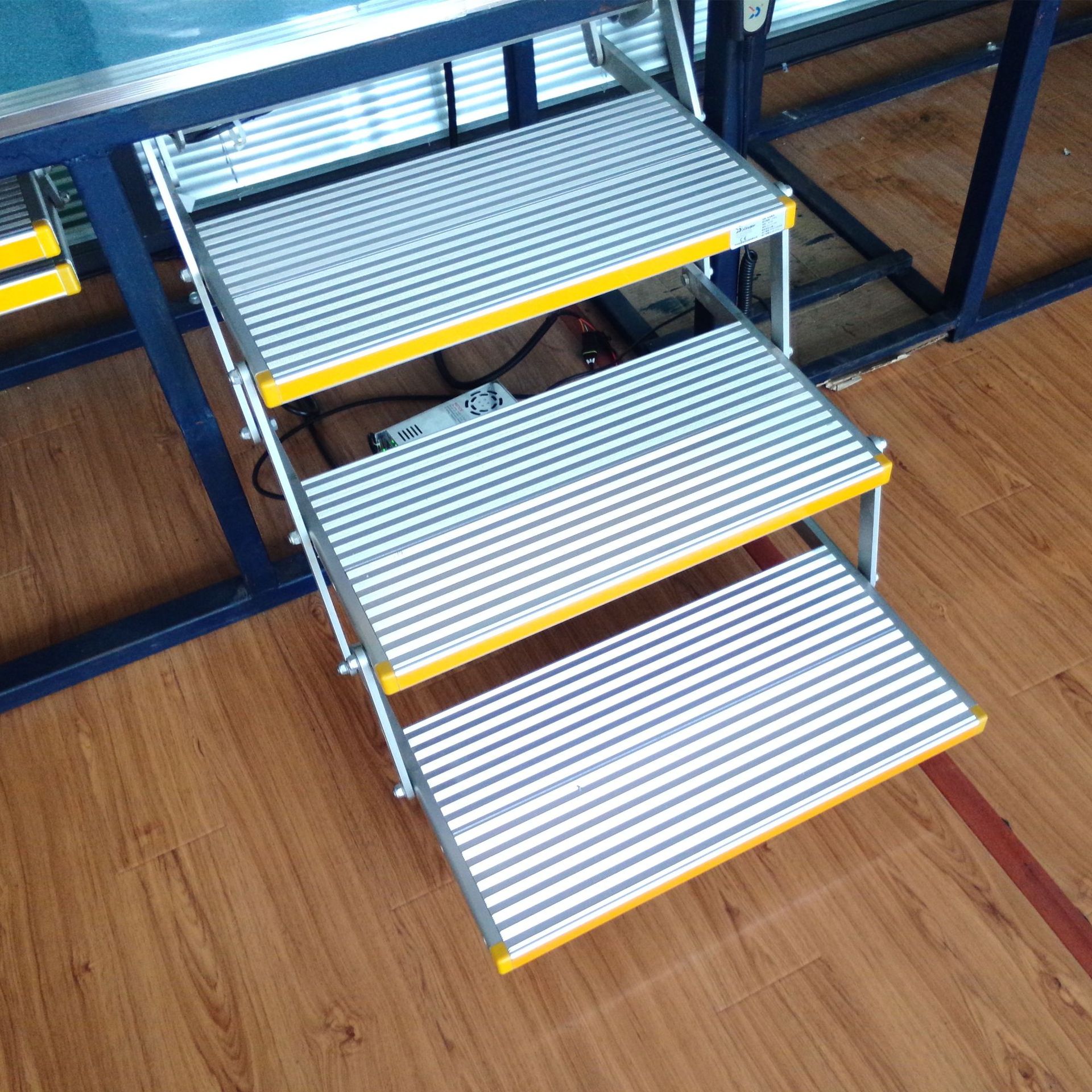 信德泰克房车特种车用三级电动折叠踏步上车台阶