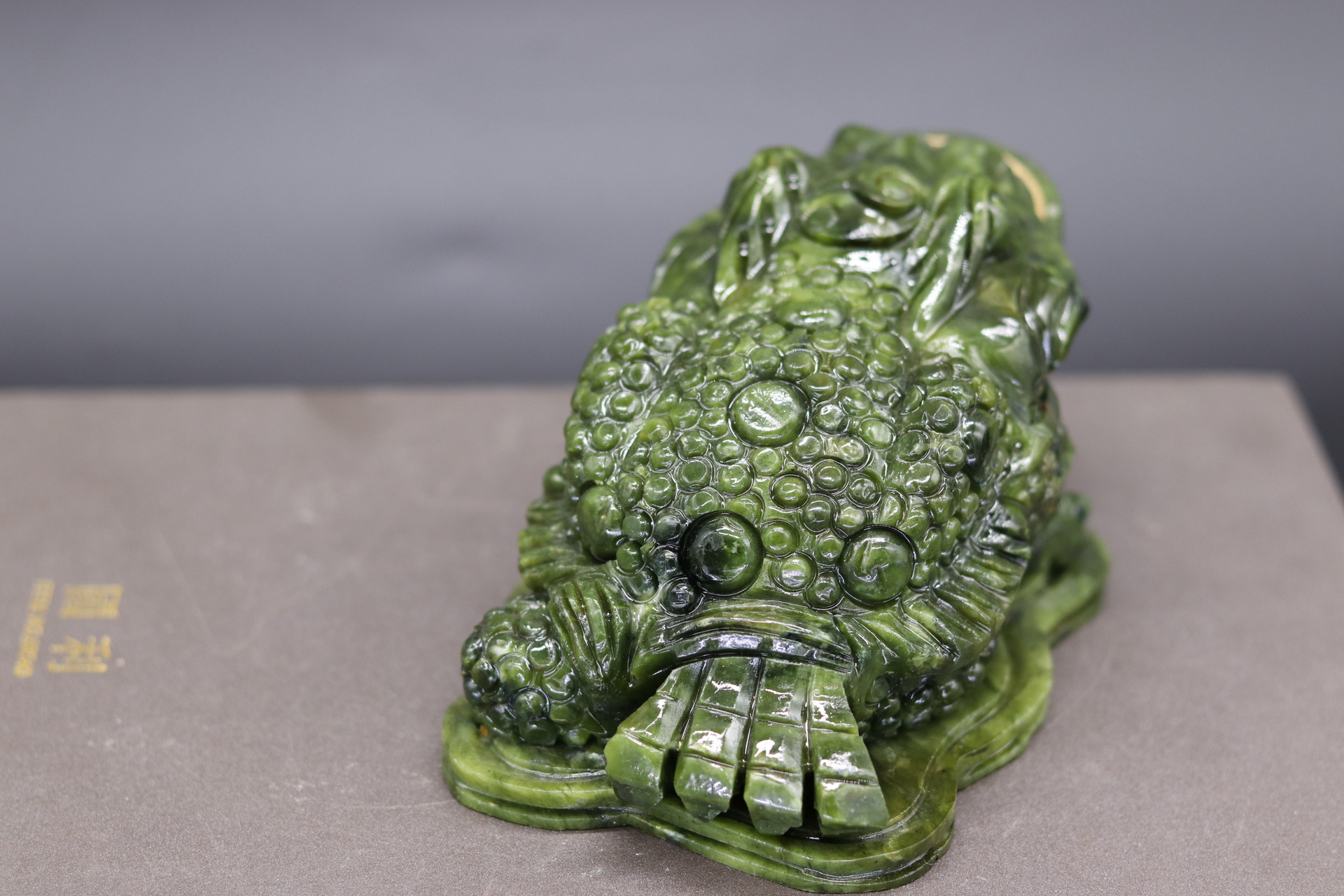 批发天然南玉三脚金蟾摆件工艺品玉雕禄色青招财进宝客厅摆设礼品