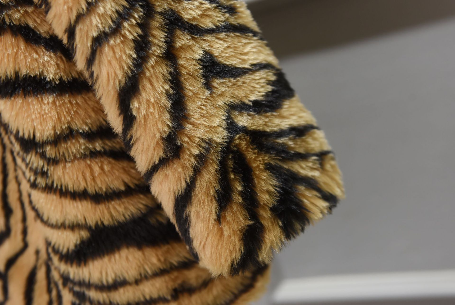 新款仿皮草 韩版仿皮草中长款西服性感雪白虎纹仿皮草外套黑白选