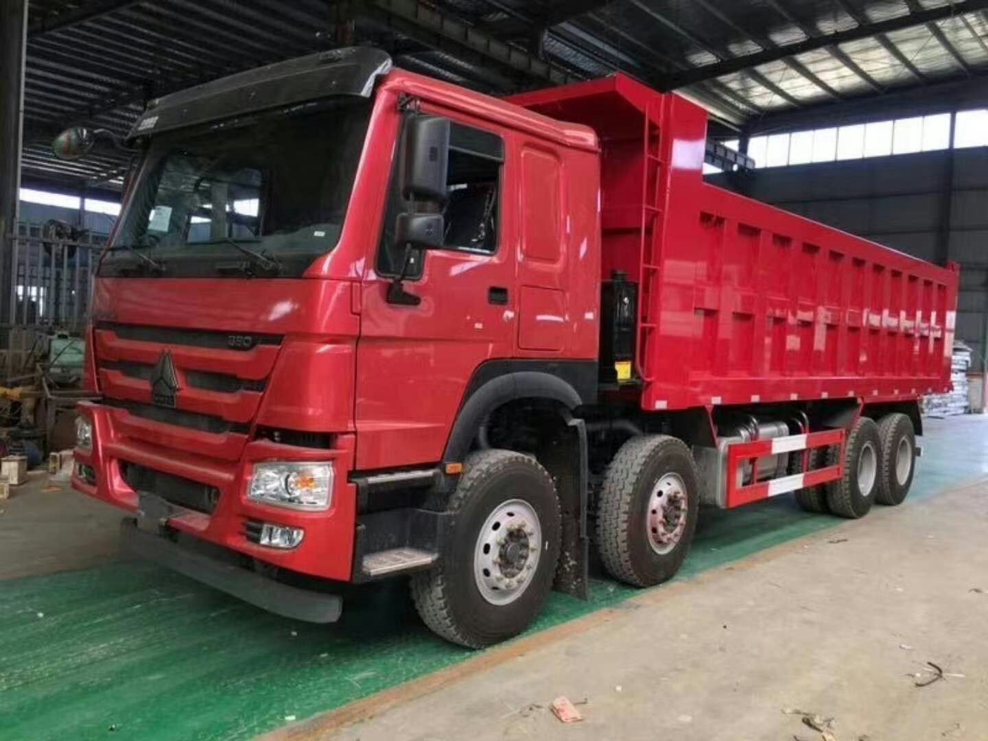 豪沃新型自卸车出口莫桑比克336马力重型工程车