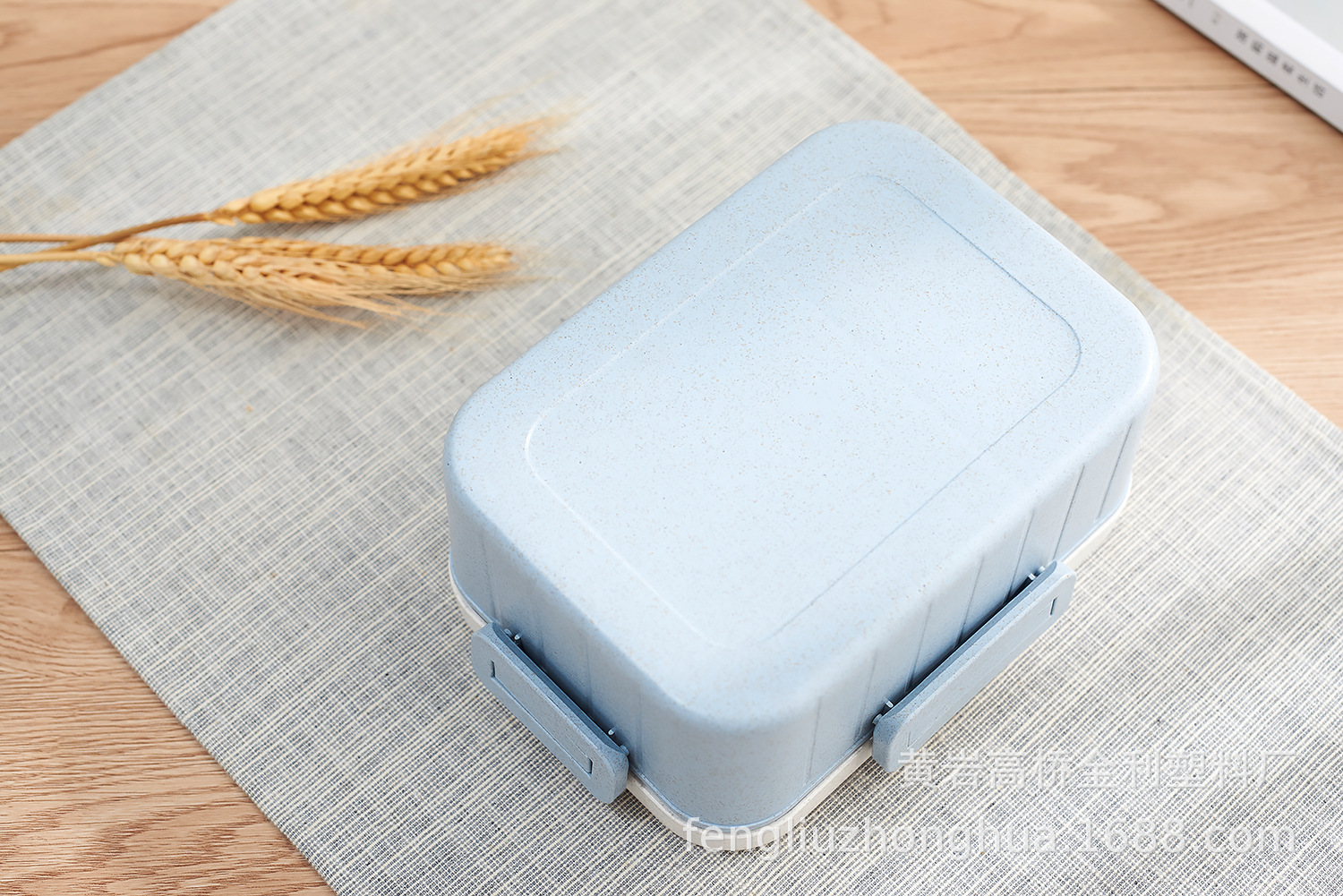 产品货号:6152   品名:小号双格饭盒(带筷勺叉)   材质:小麦秸秆