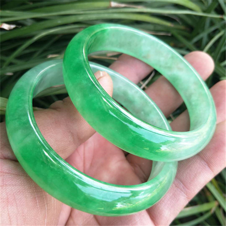 厂价供应缅甸翡翠冰种巴山翠翠绿翡翠手镯镯子玉器礼品