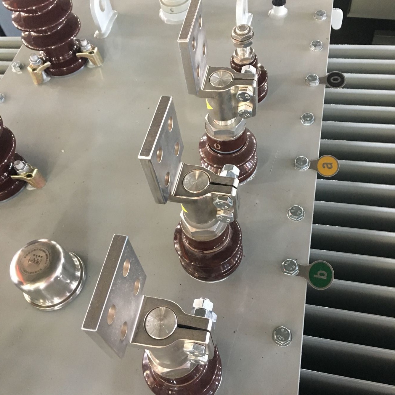 客户看到公司油变上的接线桩头后立即下单