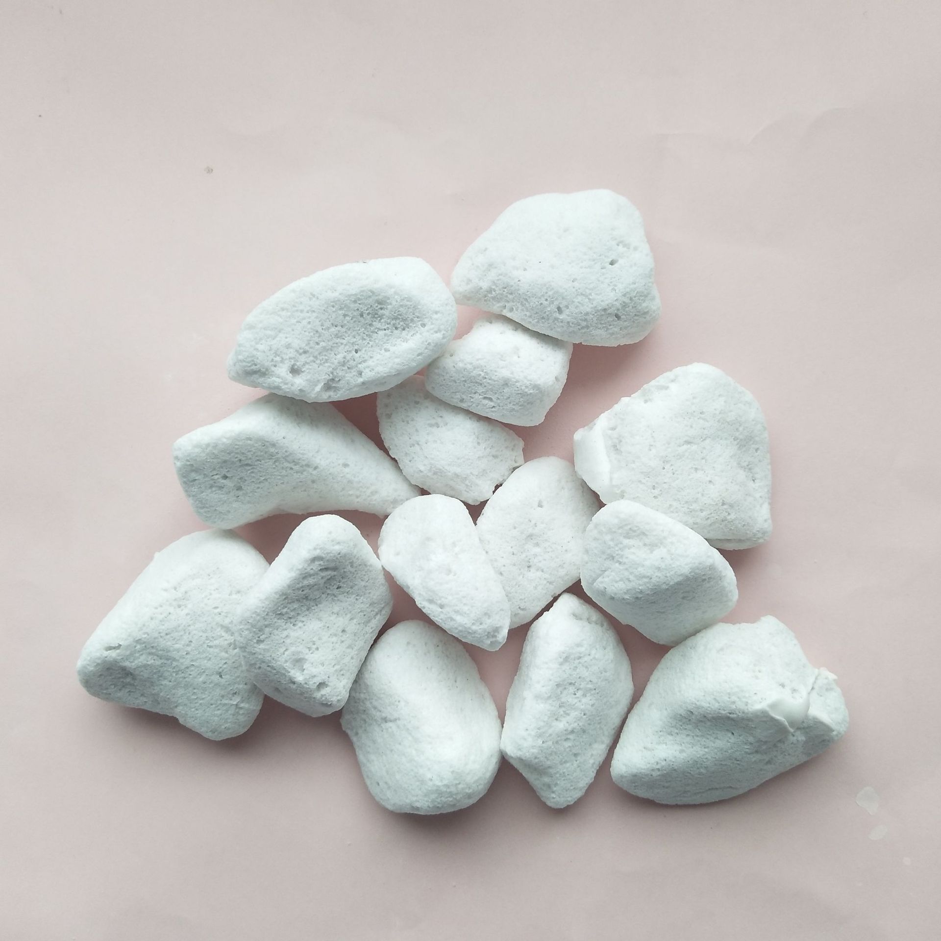 厂家供应水处理用轻石颗粒土壤改良用储水浮石园林造景白色浮石