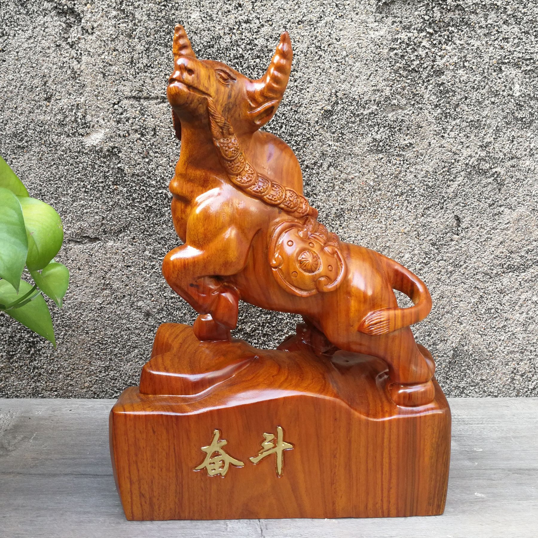 木雕工艺品_33cm奋斗牛黑檀木雕工艺品摆件 实木雕刻礼品 - 阿里巴巴