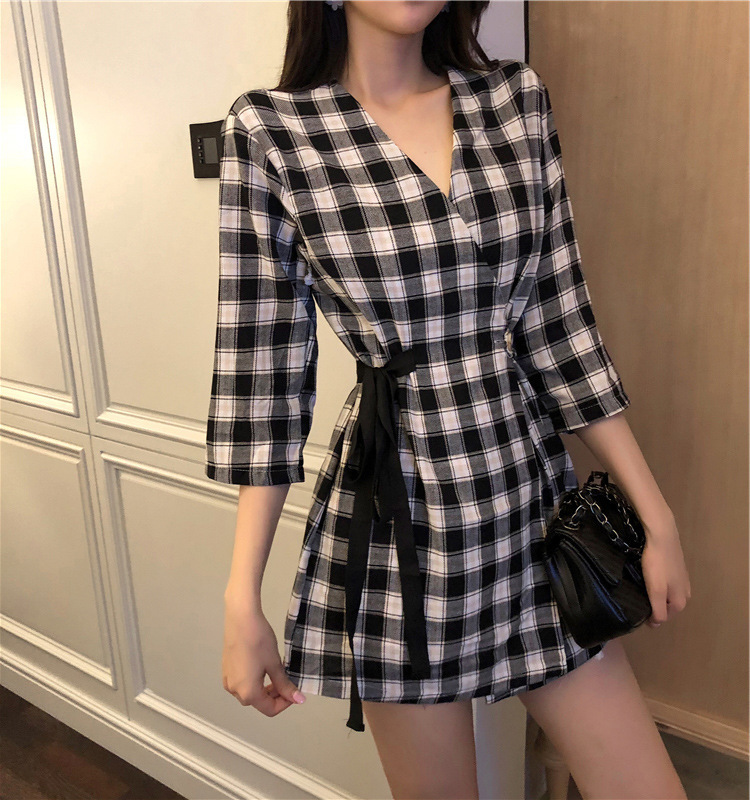 2018夏季新款时尚气质v领七分袖设计感小清新收腰显瘦格子连衣裙