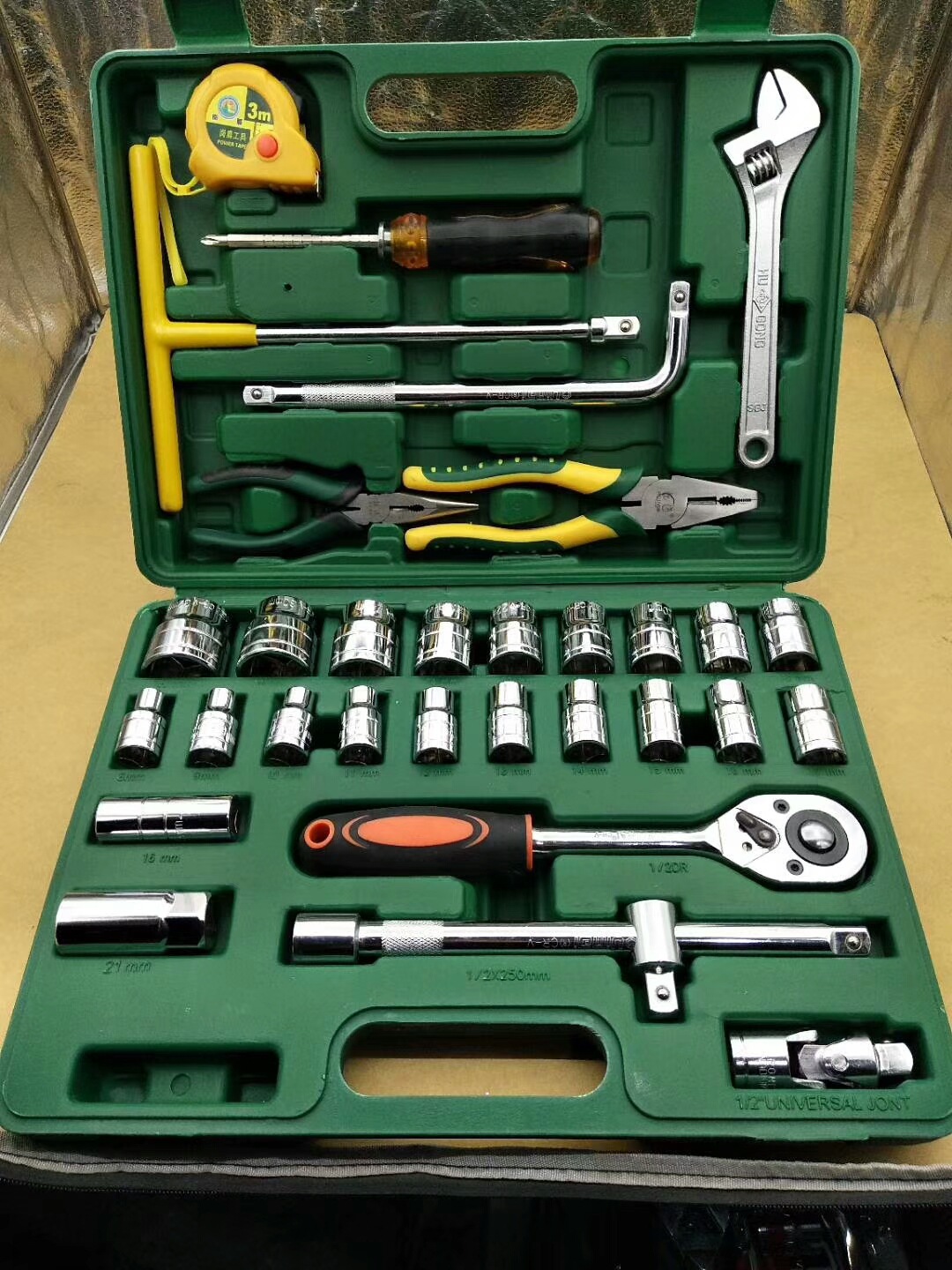 临沂五金32件套筒组套钳子螺丝刀机修工具手动汽修扳手套装工具