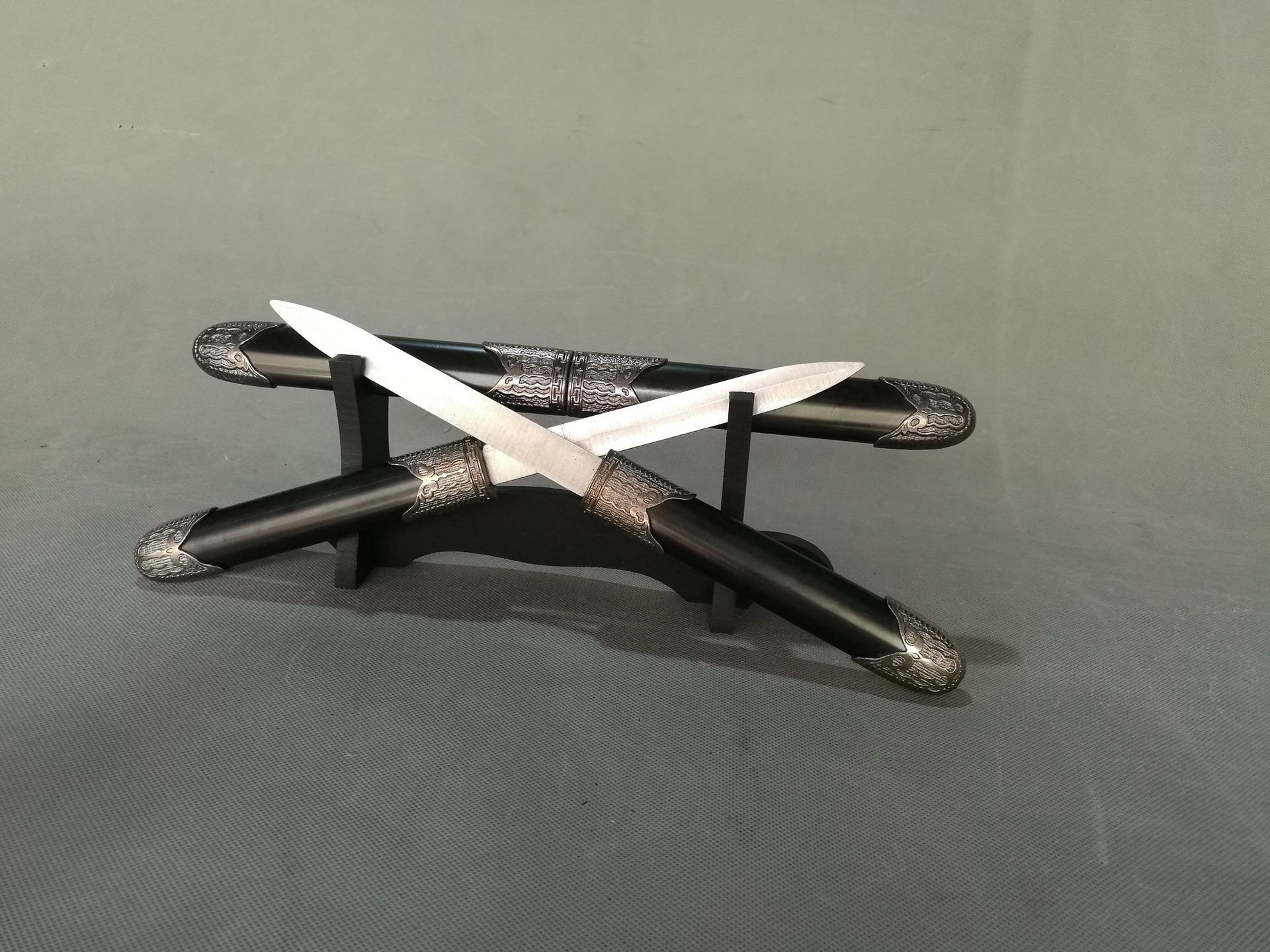 64 剑身材质:不锈钢拉丝 未开刃 剑鞘材质:彩钢黑色 装具材质:合金古