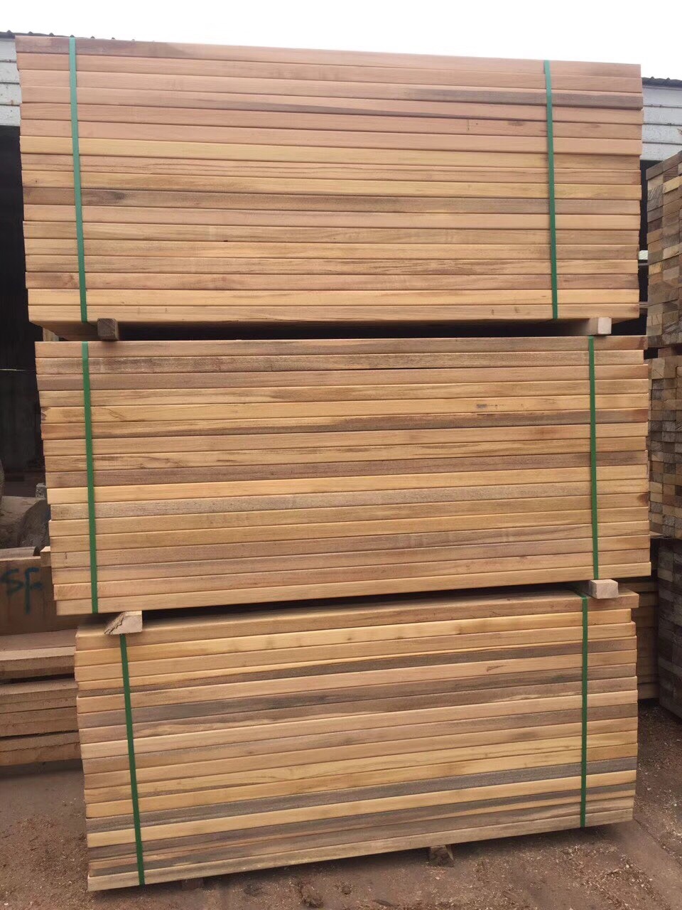 现货批发 重垒木 原木木板材 防腐实木 轻坡垒 柱子料 梢木板材