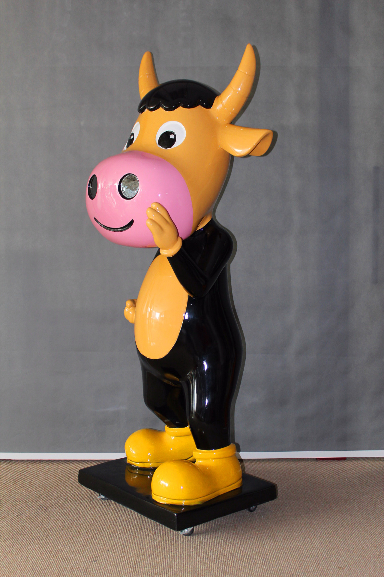 定制玻璃钢卡通雕塑商场餐厅店铺迎宾摆件树脂彩绘动物功夫牛公仔