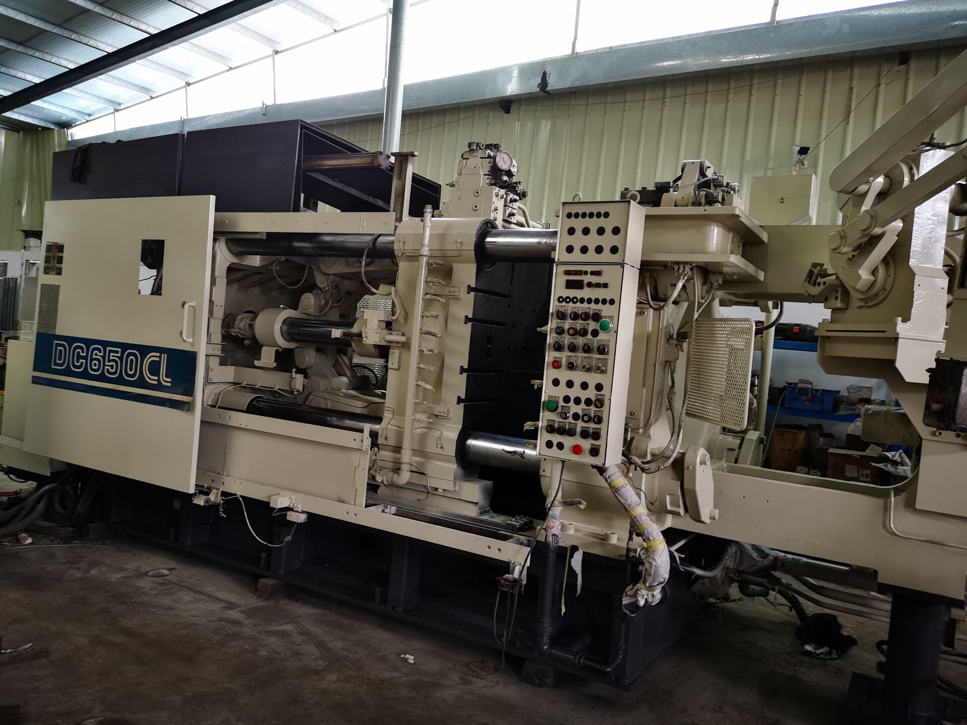 东芝压铸机_压铸机工厂转让东芝原装650吨双抽杆精密高配压铸机