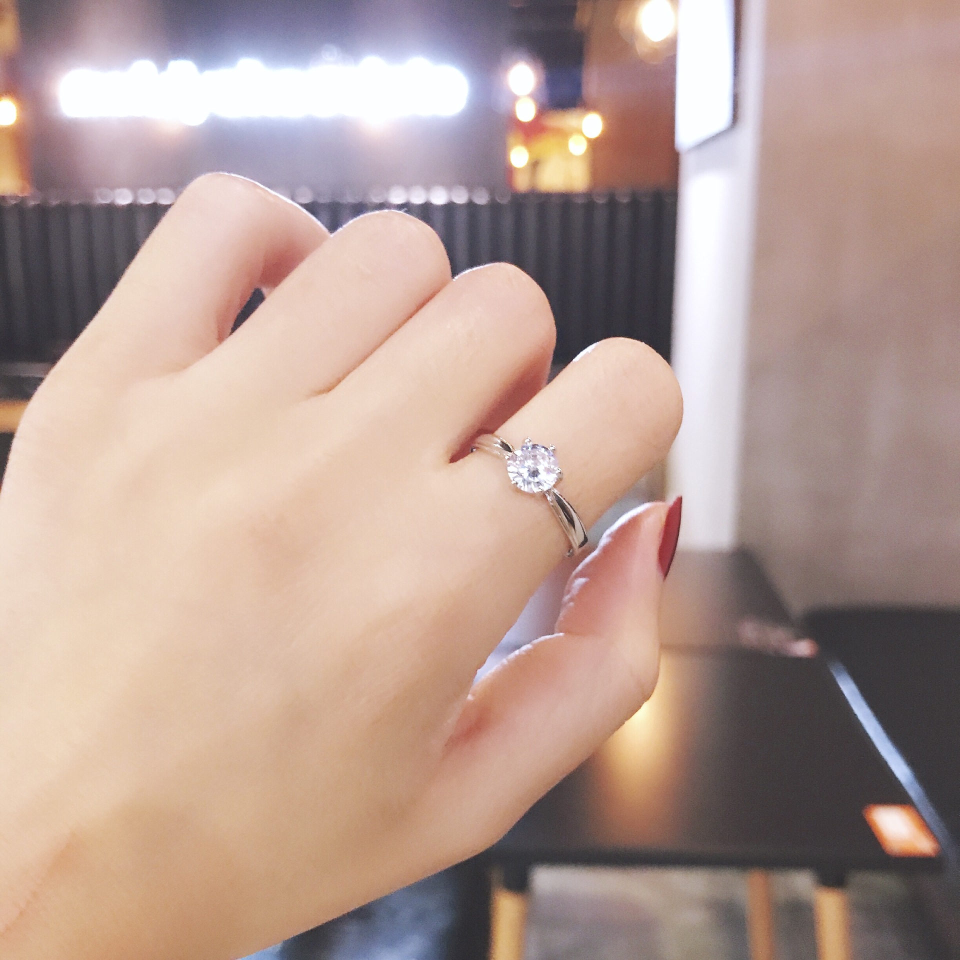 日韩时尚奢华仿真钻一克拉钻戒指简约钻石求婚订婚戒指食指指环女