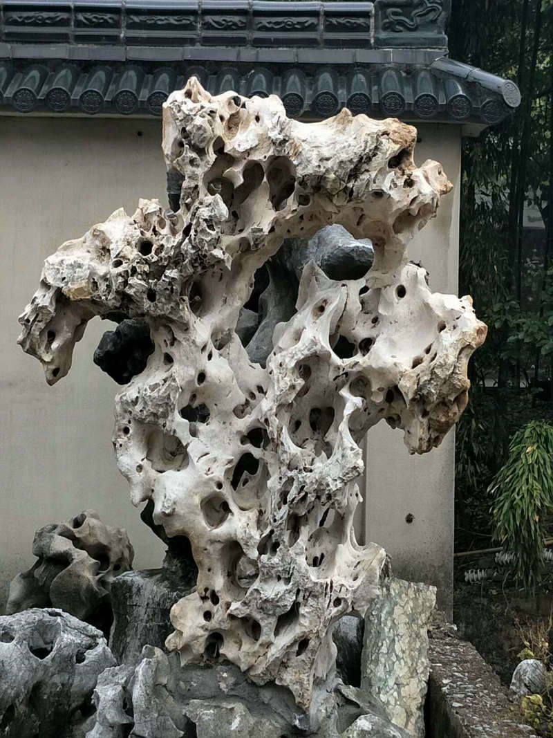 长期供应园林太湖石驳岸石 美观太湖石假山石原石批发