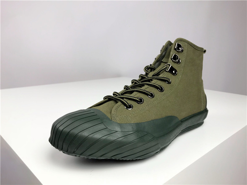 织物或皮革为帮面, 橡胶为底料,用粘贴,模压或注胶等方式加工成型