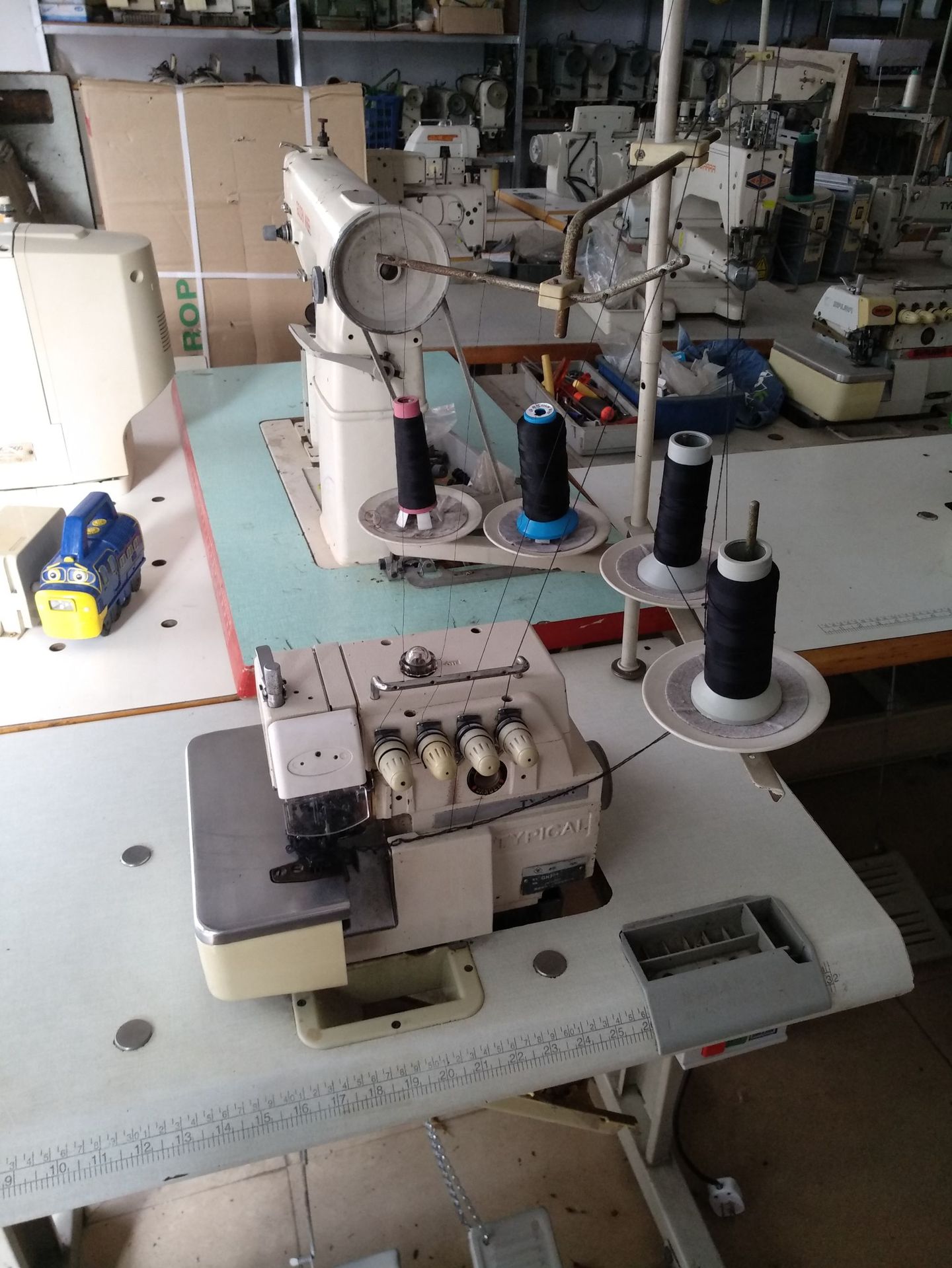 标准牌四线锁边机typical包缝机二手工业缝纫机服装箱包拷边车