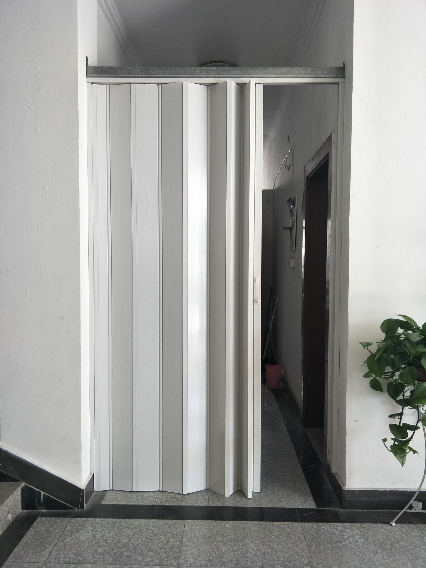 加厚型折叠门 加厚塑钢折叠门 白木纹塑料折叠门结构牢固美观耐用