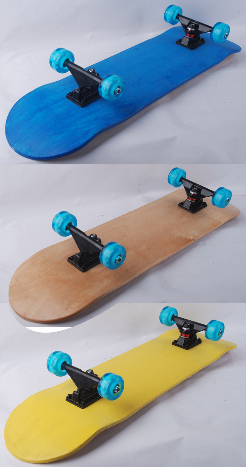 闪光轮黑支架冲冲滑板 烤漆四轮滑板 初学儿童男女成人闪轮滑板