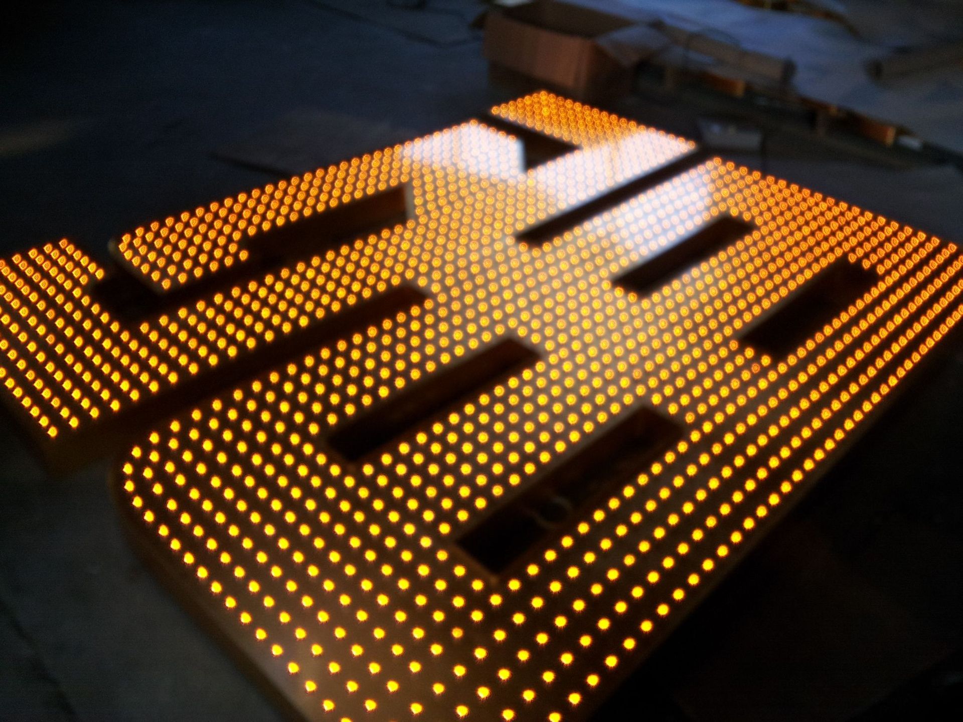 不锈钢正面冲孔发光字金属网眼字led冲孔发光招牌专业定制定做