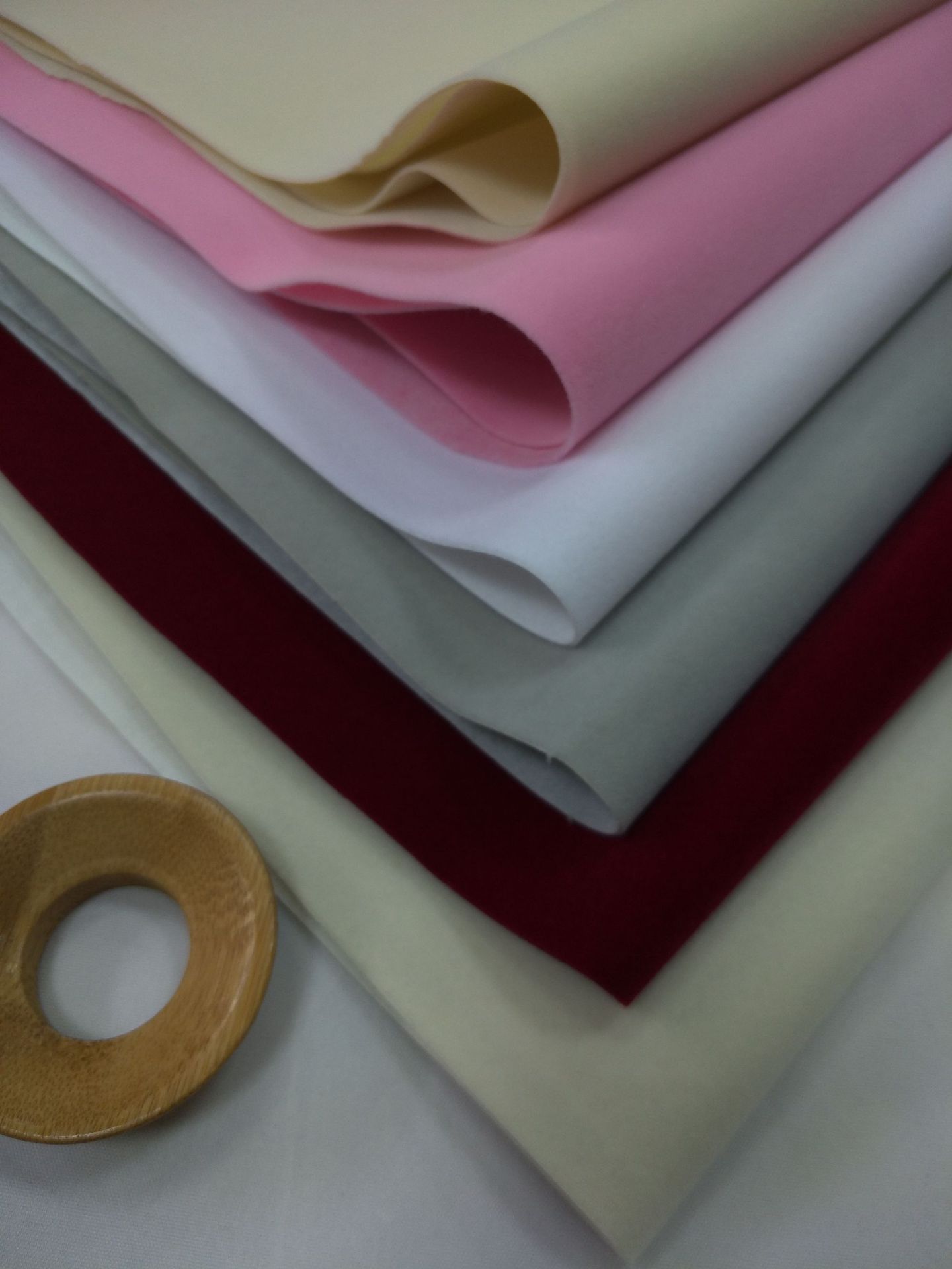 厂家直供 水刺底长毛植绒布 用于礼品盒箱包袋子 可背胶分切