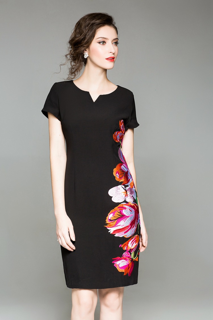 欧洲站2018秋装新款欧美女装中长款v领修身刺绣大花中长款连衣裙