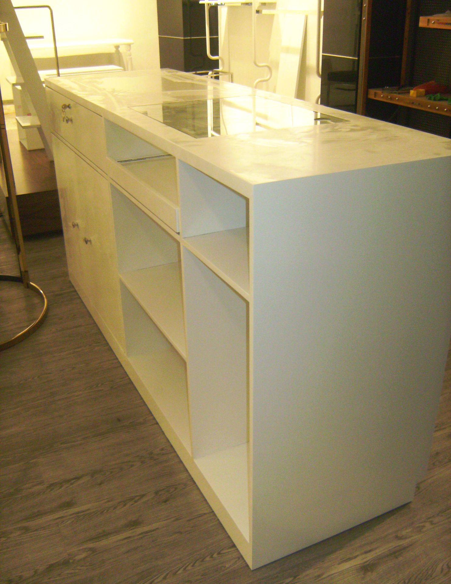 产品名称:服装中岛/展示柜/收银台/流水台(价格面议) 产地:广东佛山