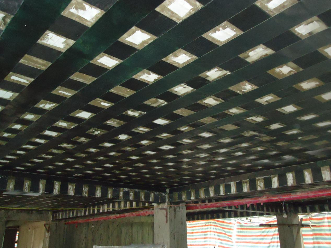 这种情况会导致碳纤维与混凝土接触面积变小,出现这样情况的主要原因