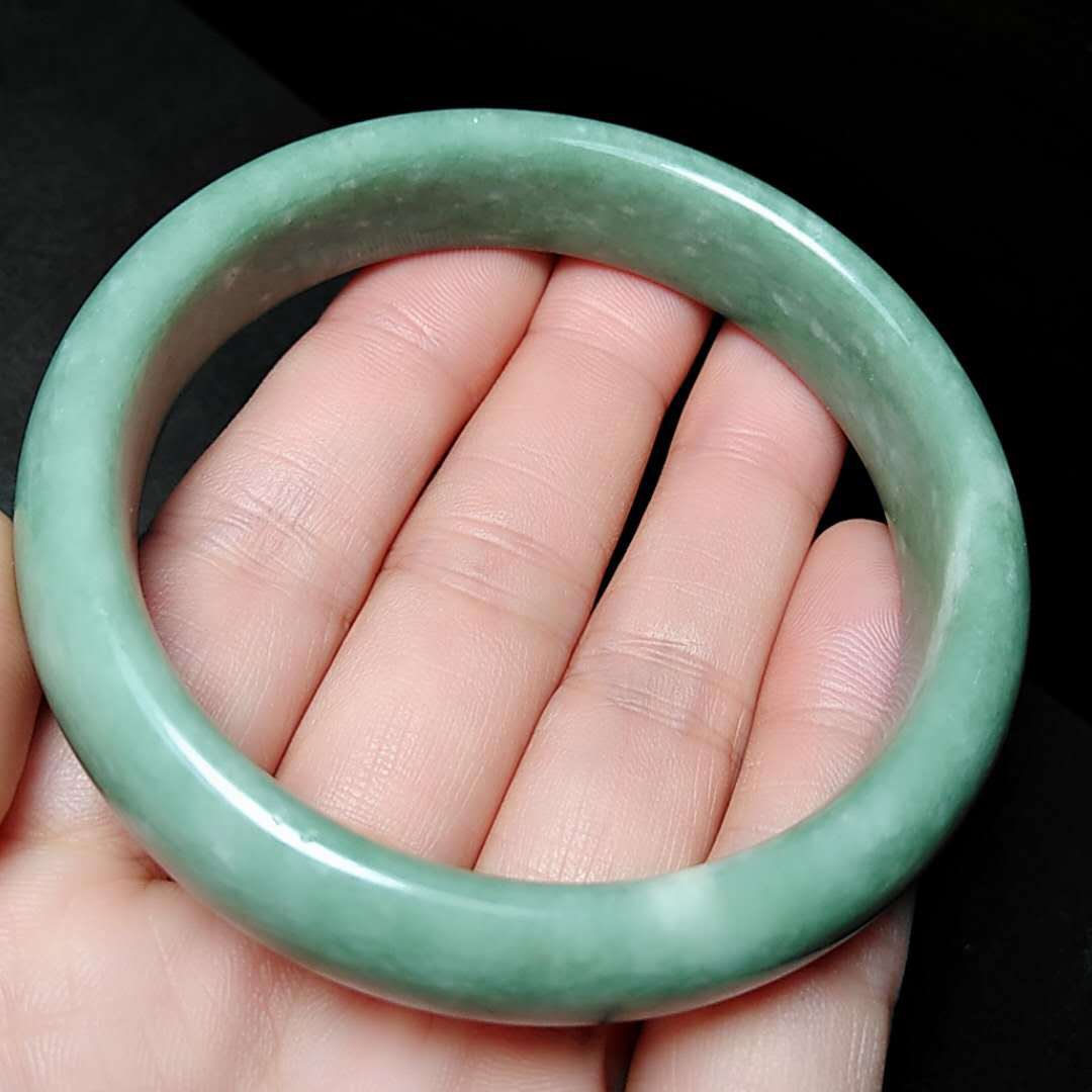 厂价特惠时尚精品贵州翠手镯 莹润油青贵州翠玉手镯