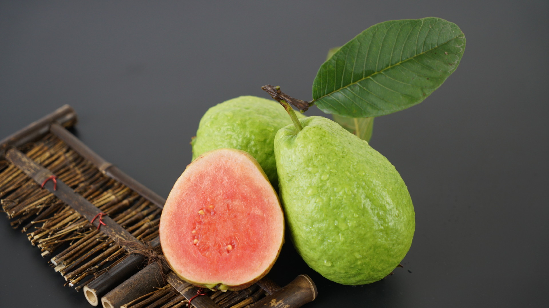 番石榴还有收敛止泻,消炎止血的作用.