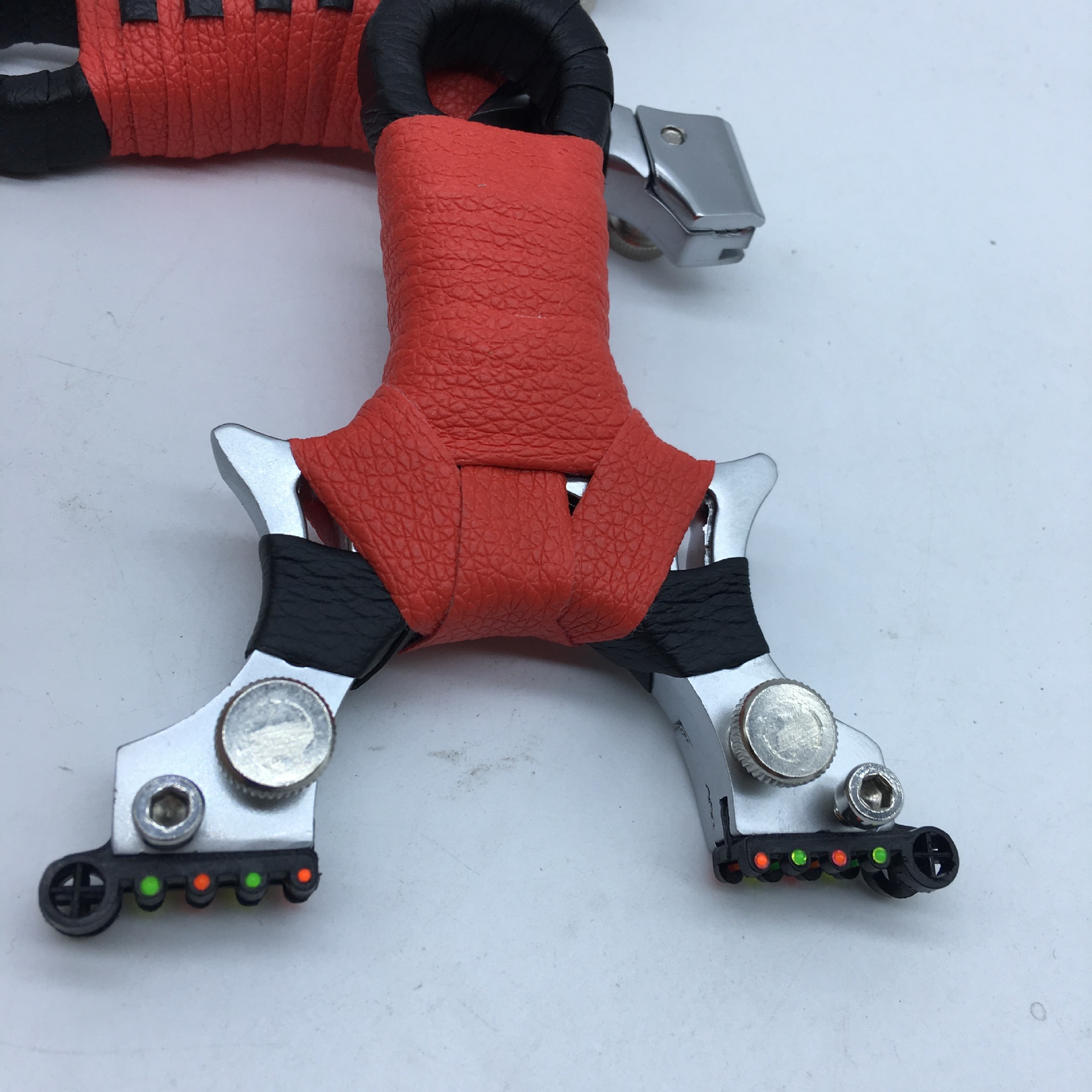 弹簧快压锁凤弹弓 十字光纤瞄 合金快压扁皮夹片弹弓合金猎人弹弓