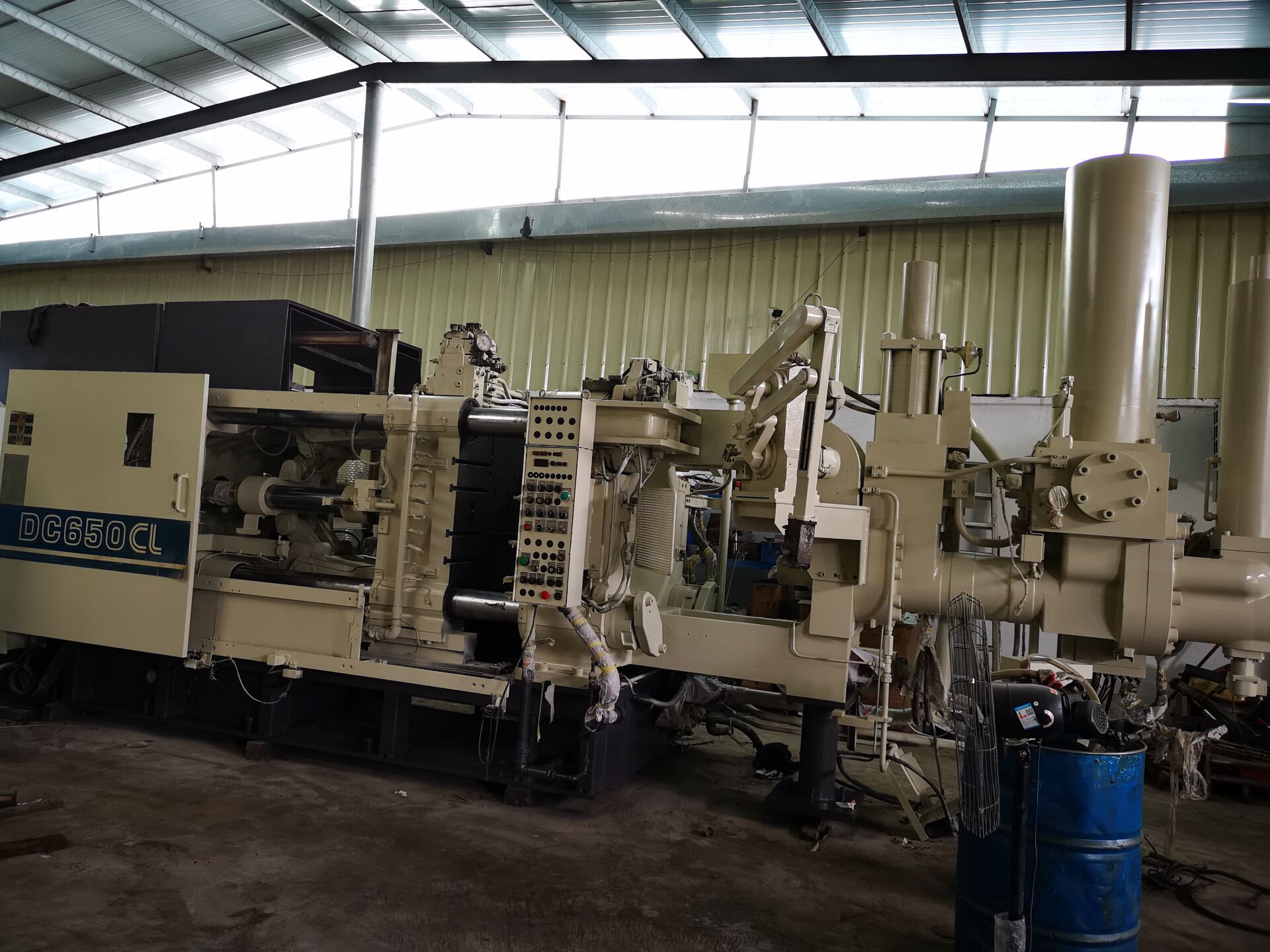 东芝压铸机_压铸机工厂转让东芝原装650吨双抽杆精密高配压铸机