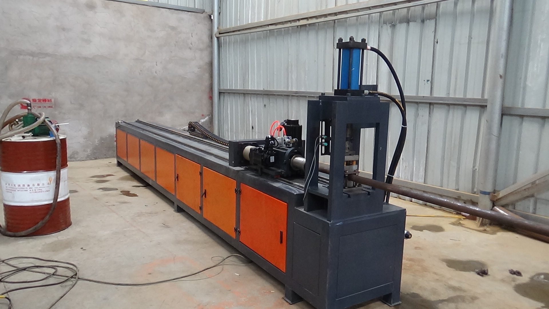 小导管冲孔机在隧道钢构件加工厂