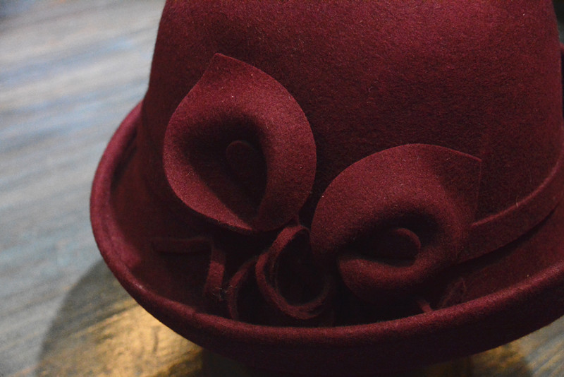 华巧 秋冬新款马蹄莲羊毛花朵圆顶卷边羊毛呢帽子女士毡帽