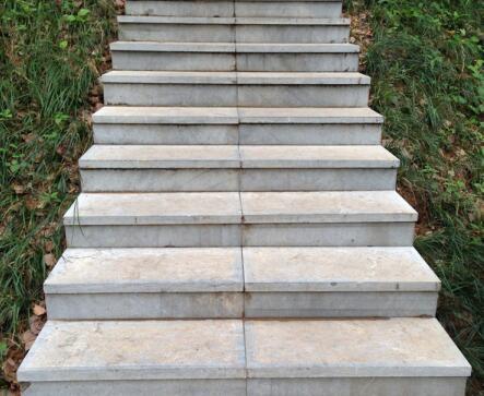 大量出售青石板材景区广场寺庙荔枝面台阶石防滑耐磨