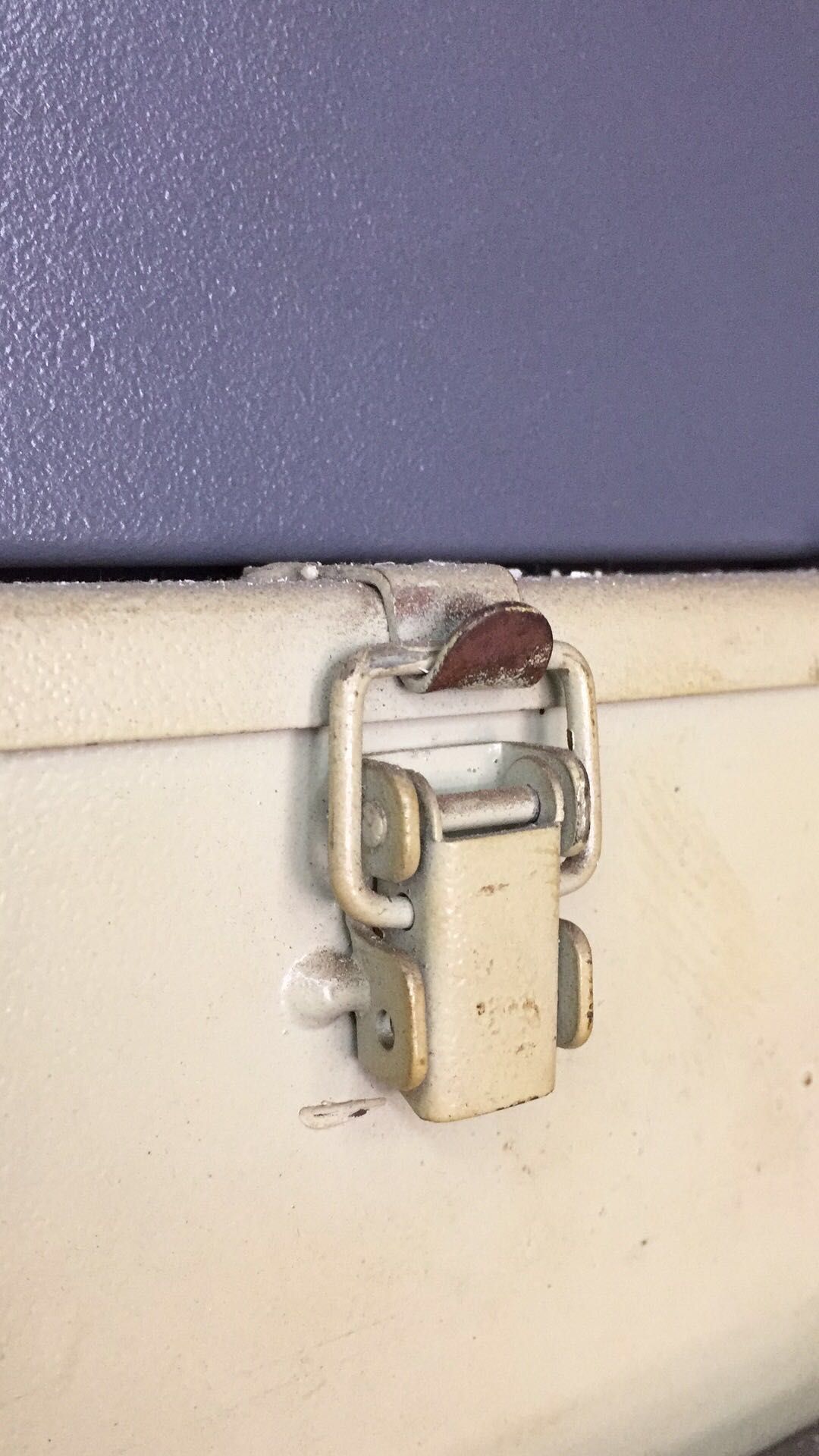 桥架焊接扣锁搭扣锁箱式搭扣锁桥架焊扣线槽搭扣锁焊接铆钉