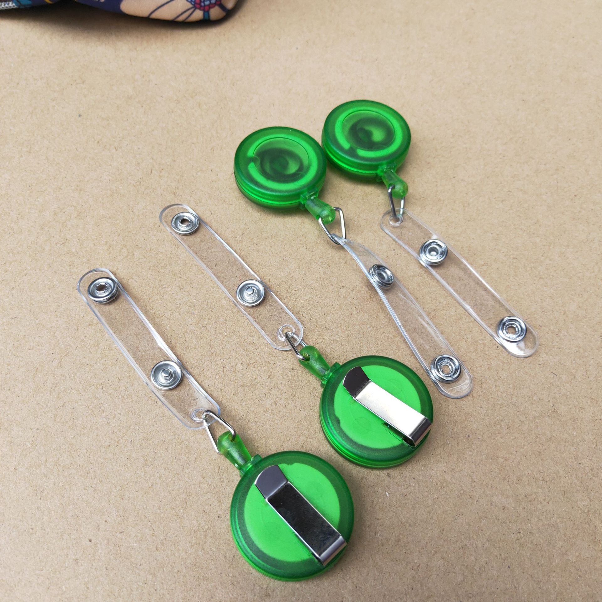 abs磨砂易拉扣 圆形伸缩塑料证件挂绳扣 磨砂收缩易拉扣定制