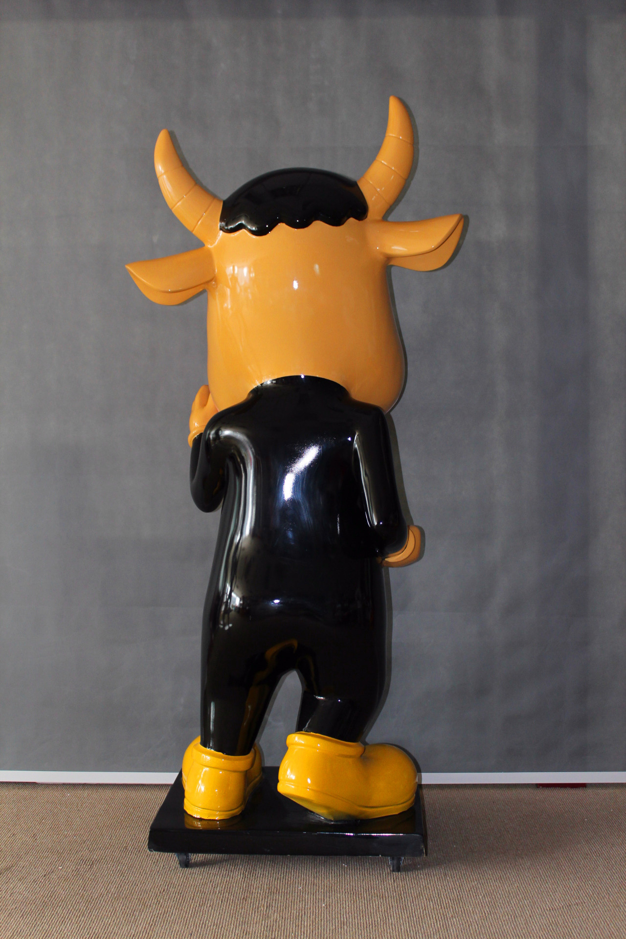 定制玻璃钢卡通雕塑商场餐厅店铺迎宾摆件树脂彩绘动物功夫牛公仔