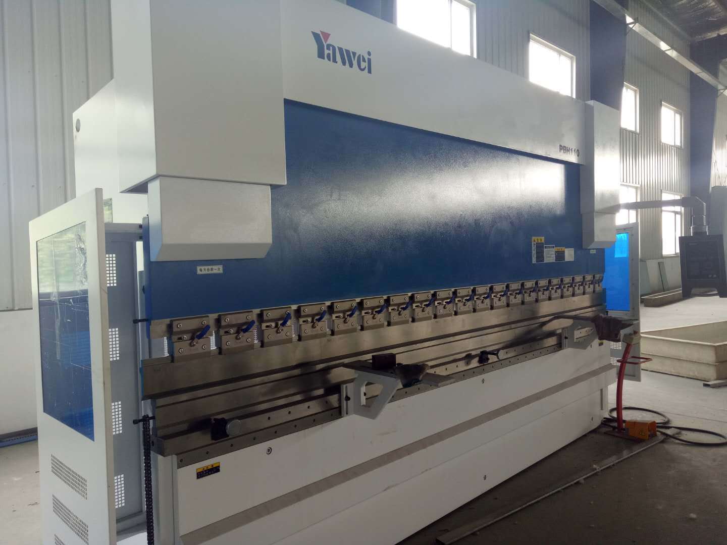 出售亚威数控折弯机pbh1104100数控冲床数控转塔冲床廊坊静德