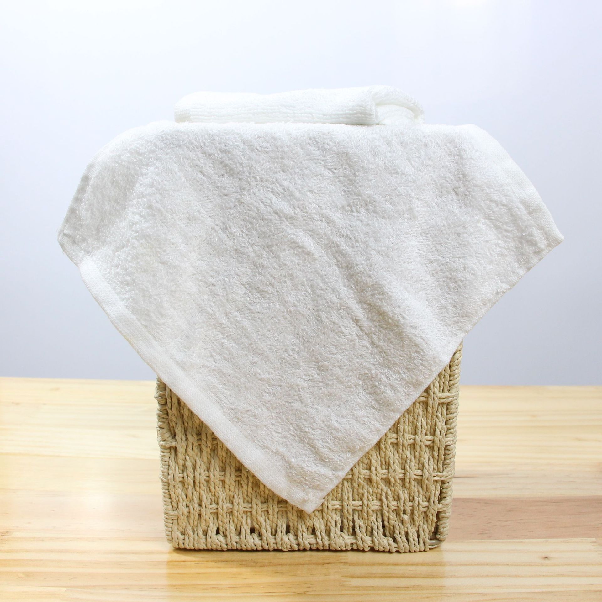 厂家直销一次性吸水白色餐巾 14g酒店擦手湿巾 量大从优