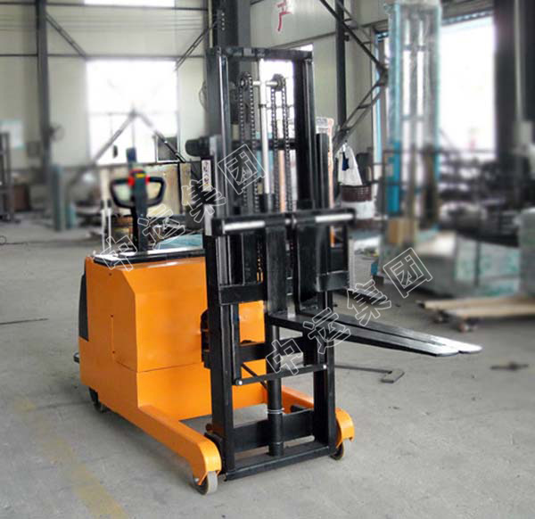 配重式电动叉车1