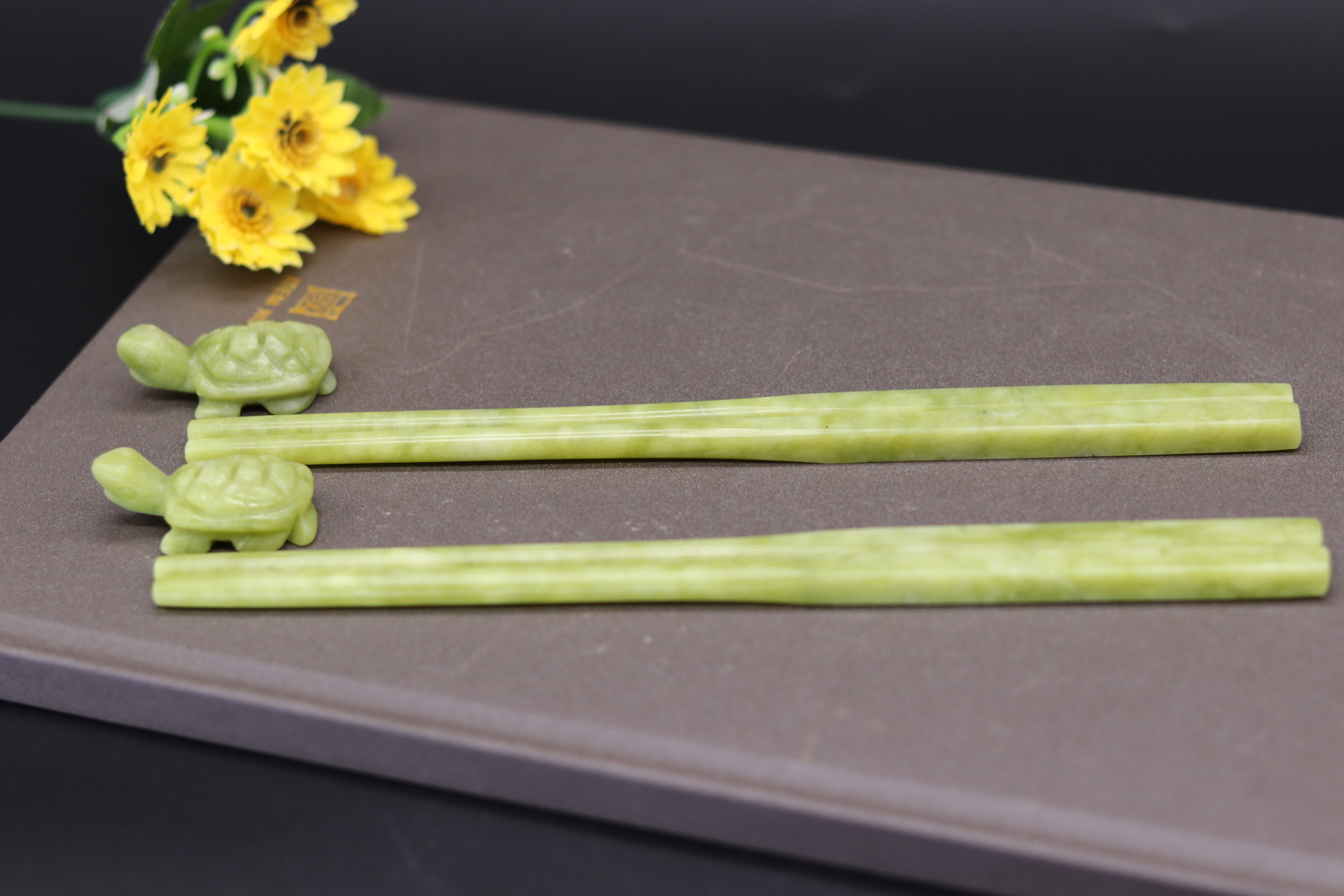 天然南玉石制作筷子两双摆件工艺品含小乌龟座商务婚庆居家礼品