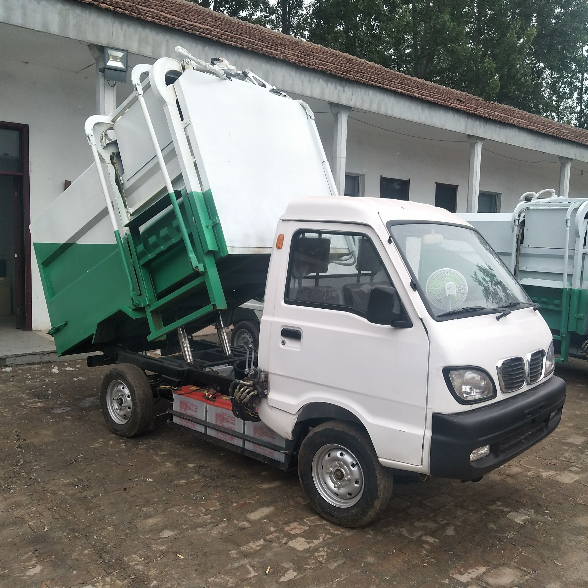 直销小型电动四轮挂桶垃圾车 新能源环卫垃圾车自卸式垃圾清运车